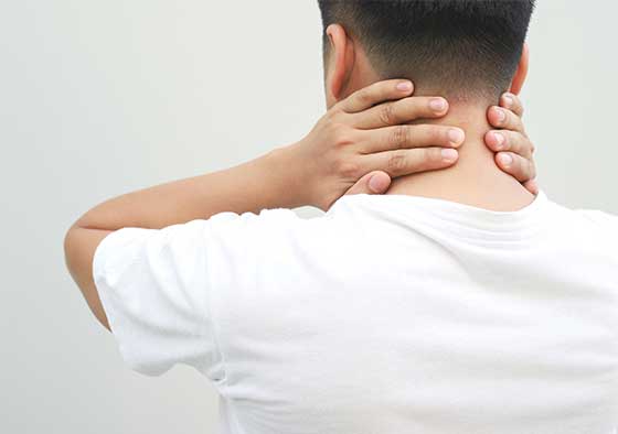 Main holding neck in pain